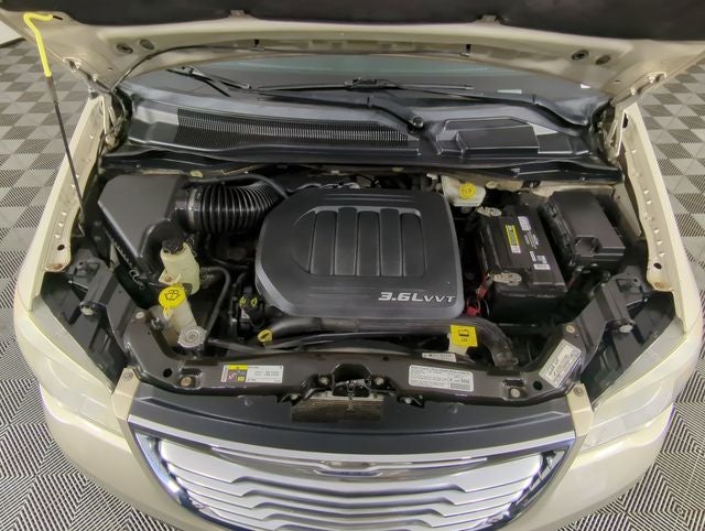 2013 Chrysler Town & Country Touring