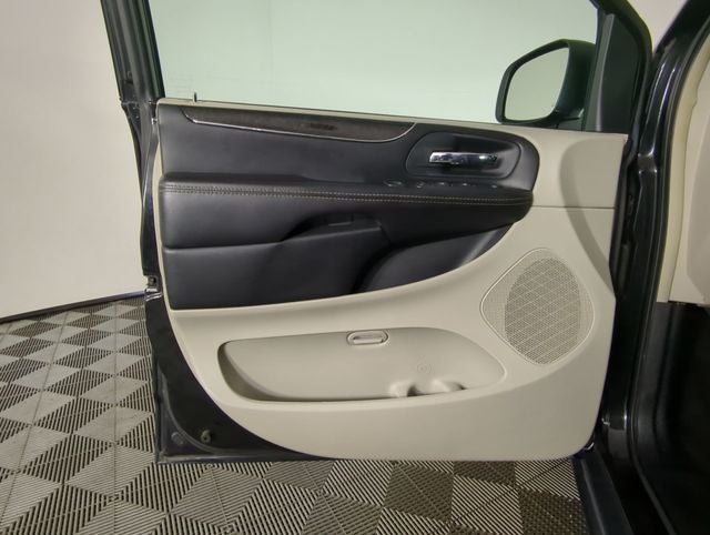 2016 Chrysler Town & Country Touring-L
