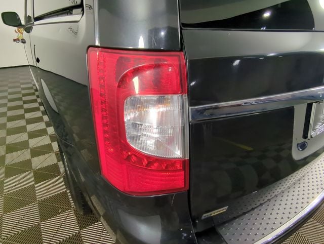 2016 Chrysler Town & Country Touring-L