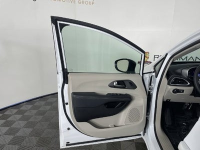 2024 Chrysler Pacifica Hybrid Select